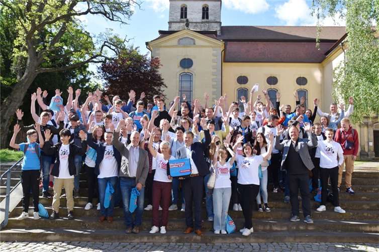 Am 17. September 2015 fiel der Startschuss für „Hände hoch fürs Handwerk“ - einer gemeinsamen Kampagne der Wirtschaftsförderungsgesellschaft Westerwaldkreis mbH (wfg), der Kreishandwerkerschaft Rhein-Westerwald und der Handwerkskammer Koblenz, mit dem Ziel die Vorstellungen einer Berufsbilder „upzudaten“ und auf die vielfältigen Zukunftsperspektiven im Handwerk aufmerksam zu machen. Foto: Wirtschaftsförderungsgesellschaft Westerwaldkreis mbH