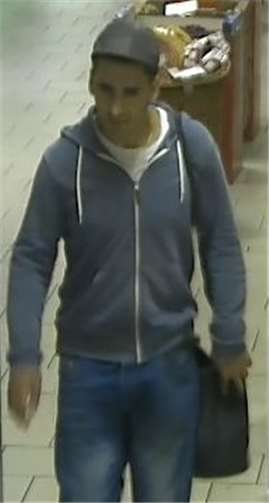 Am 18.08.2016, gegen 16.15 Uhr,wurde die Handtasche einer Geschädigten in einem Bonner Supermarkt vom Tatverdächtigen entwendet. Foto: Polizei