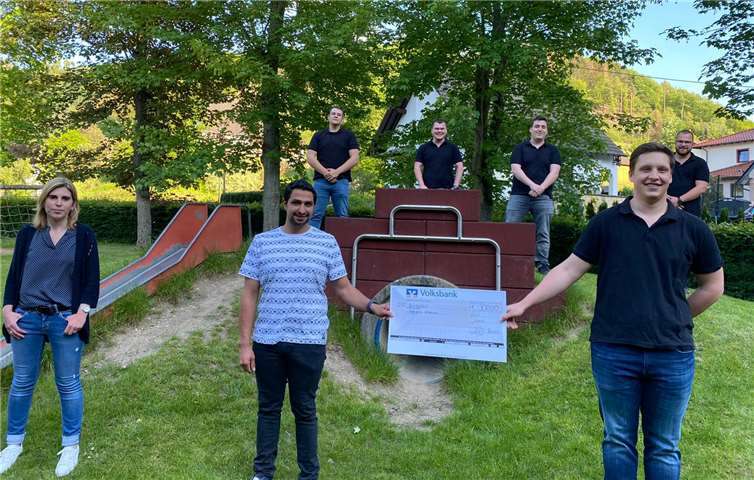 Am 19. Mai übergab der Junggesellenverein Brück/Ahr e.V. eine Spende an den Kindergarten Wirbelwind in Höhe von 300 Euro.Foto: privat