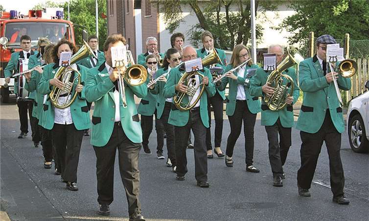 Am 1985 eingeweihten Dorf- und Vereinshaus startete das Tambourcorps Notscheid, welches dieses Jahr sein 90-jähriges Bestehen feiert, am Samstag den Festzug zu Beginn der Herz-Jesu-Kirmes in dem Ortsteil von Sankt Katharinen.  DL