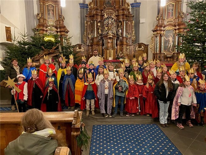 Am 2. Januar 2026 wurden die Sternsingerinnen und Sternsinger im Gottesdienst feierlich ausgesendet. Foto: privat