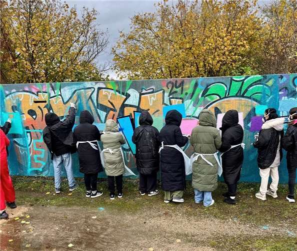 Am 20. November 2024, dem Tag der Kinderrechte, lud das Villiper Jugendhaus die Klasse 8b der Hans-Dietrich-Genscher-Schule zu einem besonderen Graffiti-Workshop ein. Foto: privat