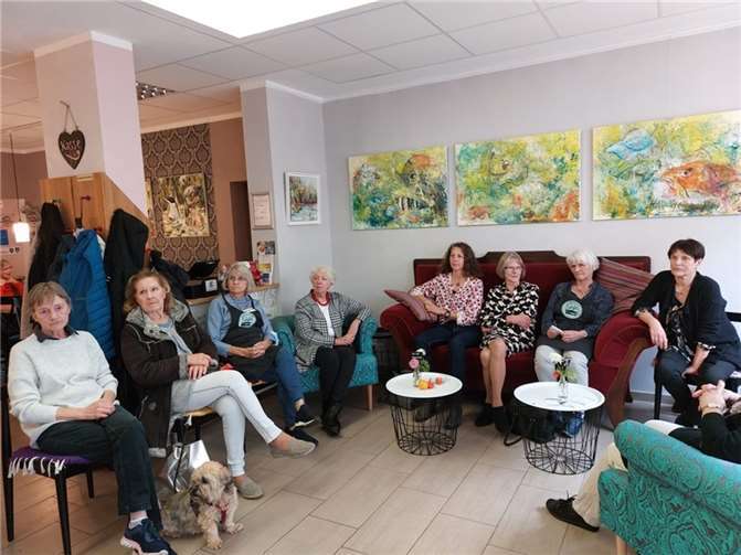 Am 20. Oktober überreichte der Erste Beigeordnete der Stadt Meckenheim, Hans-Dieter Wirtz, und die Gleichstellungsbeauftragte Bettina Hihn 20 ehrenamtlichen Helferinnen und Helfern des „Café sofa“ die Ehrenamtskarte des Landes NRW und der Stadt Meckenheim. Fotos: privat