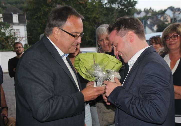 Am 20. September gratulierte Bernd Weidenbach (l.) seinem Nachfolger Marcel Caspers (r.) zum Wahlsieg, wenige Minuten nachdem das vorläufige Endergebnis feststand.