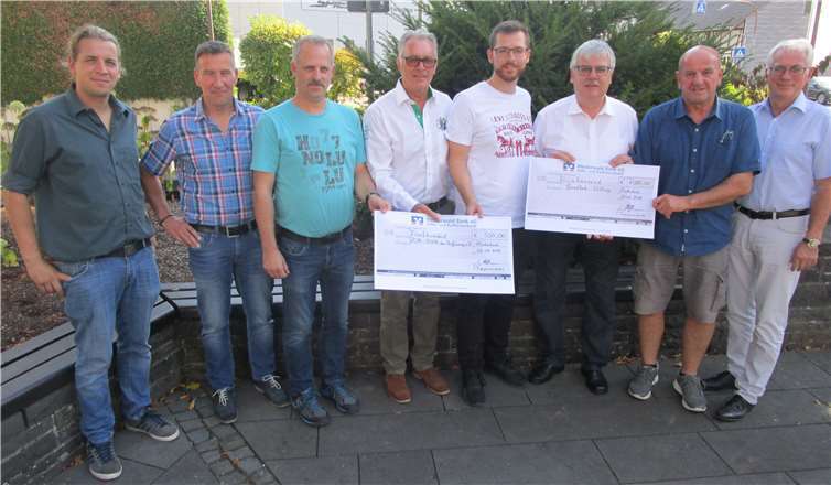 Am 20. September trafen sich die Vertreter der Tippgemeinschaft der Verbandsgemeinde Puderbach, Verbandsbürgermeister Volker Mendel (r.), sowie Wolfgang Runkel (3.v.r., Vorsitzender Gundlach-Stiftung) und Jürgen Grünwald (5.v.r.,Vorsitzender VOR-TOUR der Hoffnung e.V.) zu einer Spendenübergabe im Sitzungsaal der Verbandsgemeindeverwaltung.privat