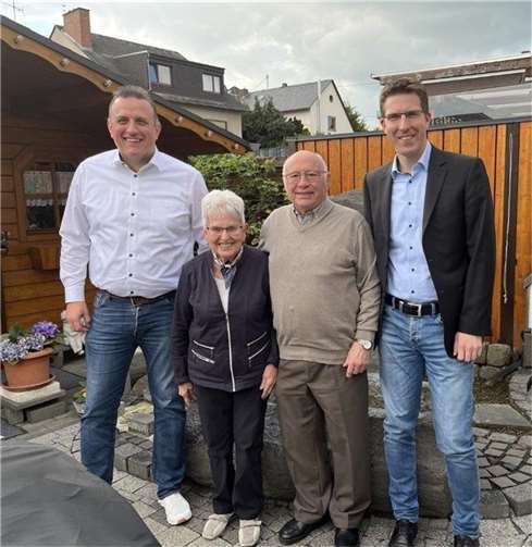 Am 21. April 2024 feierten die Eheleute Klara und Hans-Werner Hoffmann ihre Diamantene Hochzeit. Dies nahmen VG-Pellenz-Bürgermeister Sebastian Busch sowie Plaidts Ortsbürgermeister Peter Wilkes zum Anlass, persönlich an diesem Ehrentag zu gratulieren. Foto: privat