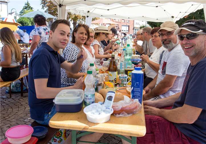 Am 21. Juli gilt: gute Laune beim gemeinsamen Frühstück am Marktplatz. Foto: Eckhard Schneider