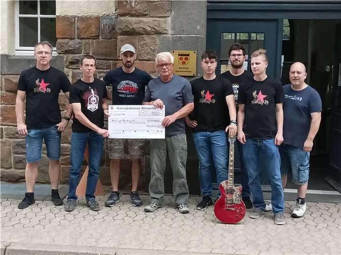 Am 21. Juli konnte nun die Spendenübergabe für eine neue Innenausstattung eines neuen Proberaums in Ahrbrück an den Ortsbürgermeister Walter Rademacher im Beisein des Gemeinderatsmitglied Bernd Wieland, der Band „Bauhof 20“ und des Orga- Team´s aus Senscheid übergeben werden. Foto: privat