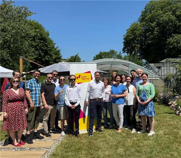 Am 21. Juni 2025 veranstalteten die Jungen Liberalen (JuLis) Mayen-Koblenz ein besonderes Event im Zeichen des politischen Austauschs und regionaler Weinkultur: Unter dem Motto „Wine & Politics!“ trafen sich Mitglieder und Interessierte auf dem Weingut Hess-Hautt in Winningen. Foto: privat