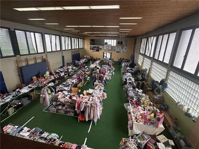 Am 21. September 2025 stand die Jahnhalle ganz im Zeichen des gemeinsamen Engagements der Kita Storchennest: Der Elternausschuss der Einrichtung organisierte einen bunten Basar mit zahlreichen Verkaufsständen rund ums Kind. Foto: Stadtverwaltung Sinzig