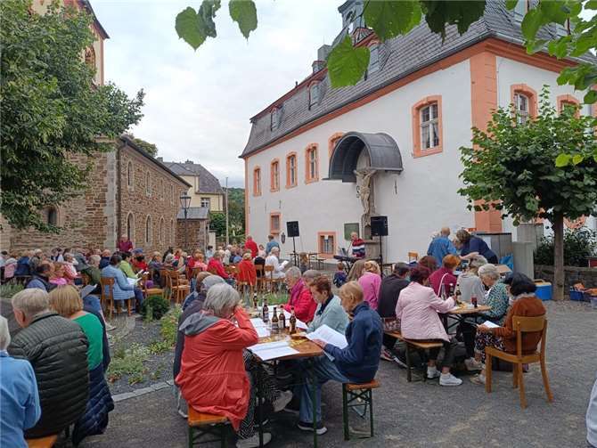 Am 22. August lud der Gesangverein Cäcilia Erpel zum offenen Singen auf den Kirchplatz ein. Foto: privat