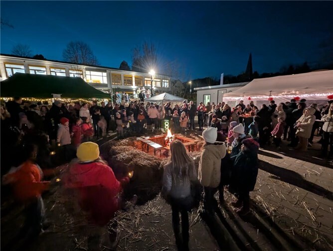 Am 22. November 2025 verwandelte sich das Schulgelände der „Schule im Ländchen“ in Wachtberg-Pech in ein festlich geschmücktes Adventsdorf. Foto: privat