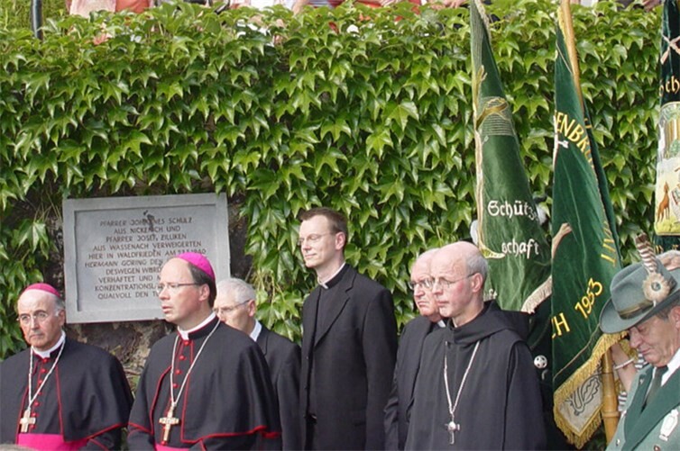 Am 23. August 2010 enthüllten Bischof Dr. Felix Genn aus Wassenach (auf dem Foto Erster von links) und Bischof Dr. Stephan Ackermann aus Nickenich (auf dem Foto Zweiter von links) die Gedenktafel zu Ehren der beiden Märtyrer-Priester Schulz und Zilliken am Waldfrieden in Wassenach.