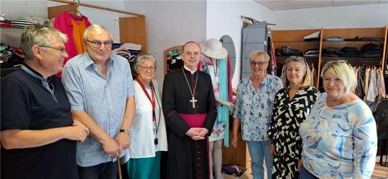 Am 23. August besuchte Weihbischof Robert Brahm im Rahmen seiner Visitationsreise in die Pfarrei Heilige Dreifaltigkeit die Cura Kleiderstube in Plaidt. Foto: privat