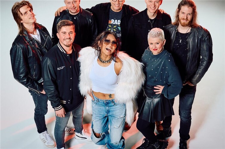 Am 23. Juli übernimmt DELUXE – the radioband mit vier professionellen Musikern und vier Vokalisten die Bühne beim Musiksommer.