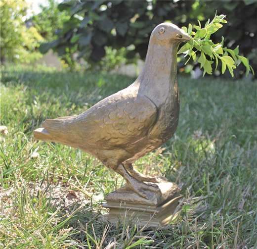 Am 23. JuliEine der Friedenstauben des Künstlers Richard Hillinger. privat