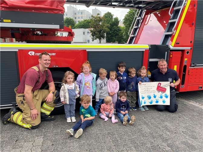 Am 23. Juni 2023 statteten die Kinder der Kindertagespflege „Villa Klitzeklein“ und der Gruppe „Kleine Waldgeister“ der Freiwilligen Feuerwehr in Meckenheim einen Besuch ab. Foto: privat