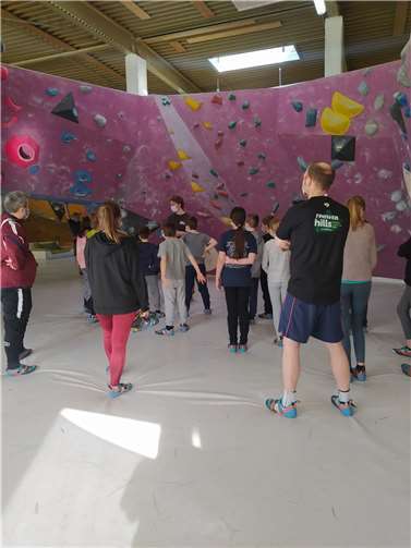 Am 23. Mai steht ein Besuch der Boulderhalle in Bonn auf dem Programm. Kinder und Jugendliche ab acht Jahren können von 10:30 bis 14:30 Uhr ihre Kletterkünste unter Beweis stellen.