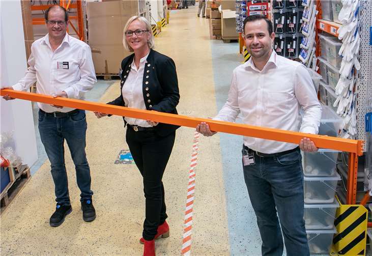 Aus Knauber Freizeitmarkt wird BAUHAUS-Fachcentrum Am 23. Oktober soll das BAUHAUS-Fachcentrum in Bad Neuenahr-Ahrweiler eröffnet werden. Derzeit läuft die heiße Einräumphase, bei der auch (von links) Hugo Reiß, Linda Korinth und Mario Doll mit anpacken. Fotos: Jost