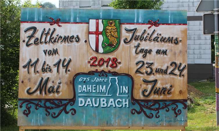 Am 23. und 24. Juni feiert Daubach sein Jubiläum unter dem Motto „675 Jahre daheim in Daubach“. Das schöne Hinweisschild wurde vom Künstler Eugen Schramm gestaltet. Ortsgemeinde Daubach