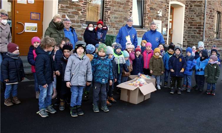 Am 23.02.2022 besuchte der Vorstand der Karnevalsfreunde Merzbach Neukirchen 1994 e.V. die Kindertagesstätte „Die Schatzinsel“ in Rheinbach-Neukirchen. Fotos: privat
