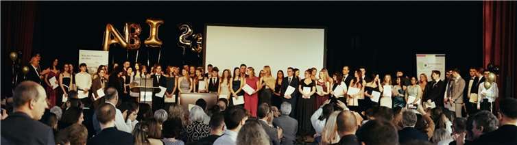 Am 24. März 2023 feierten die AbiturientInnen mit Eltern, Verwandten, Geschwistern, Lehrern, Vertretern der Schulgemeinschaft und der Gemeinde ihr bestandenes Abitur und Fachabitur. Foto: Tim Schommer