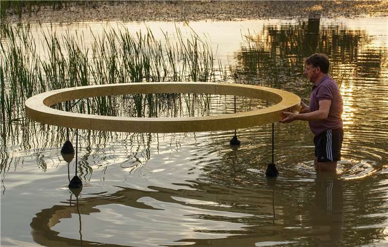 Am 24. Oktober feierte die Lichtkunstinstallation „AllEin“ auf der Teichanlage in Ohlenhard Premiere. Foto: privat