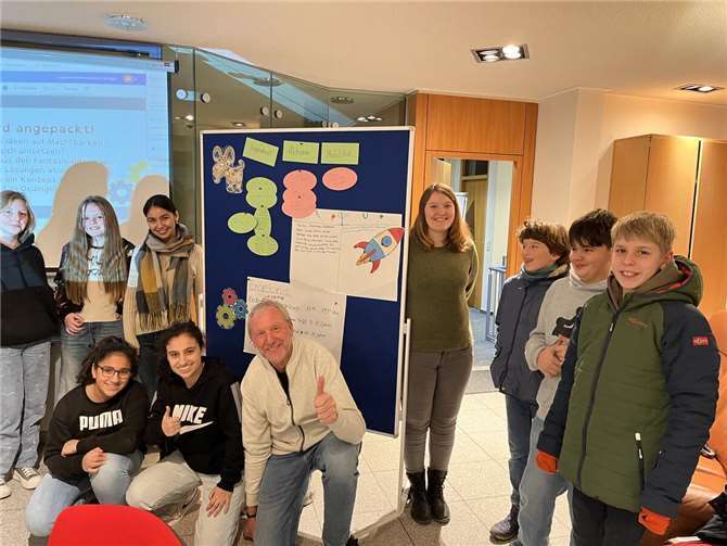 Am 24.01.2024 luden Jugendpflegerin Maike Kriechel und Anerkennungspraktikantin Sarina Arabzadeh aus dem Jugendbahnhof Remagen alle Oedinger Kinder und Jugendlichen zwischen 10 und 15 Jahren in die Ortsmitte Oedingen ein. Foto: Stadt Remagen