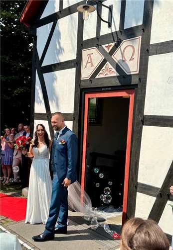 Am 25. Juli dieses Jahres läutete die Glocke der Marienkapelle in Klein Villip aus einem ganz besonderen Anlass, denn dort fand nicht nur die 500. Hochzeit seit ihrer Fertigstellung im Jahr 2010 statt, sondern zum ersten Mal stand ein waschechter Klein Villiper vor dem Traualtar. Foto: Gemeinde Wachtberg