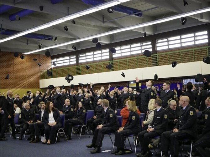 Am 26. Februar 2026 verabschiedete das Bundespolizeiaus- und -fortbildungszentrum Swisttal -BPOLAFZ SWT- 96 neu ausgebildete Bundespolizistinnen und Bundespolizisten des Polizeimeisterlehrgangs SWT 23 II.Foto: privat
