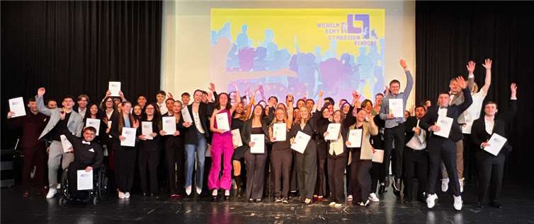 Am 26. März wurden in der Yzeurer Halle die 58 diesjährigen Absolventen des WRG feierlich verabschiedet, 56 schlossen mit dem Abitur, zwei mit dem Fachabitur ab. Foto: privat