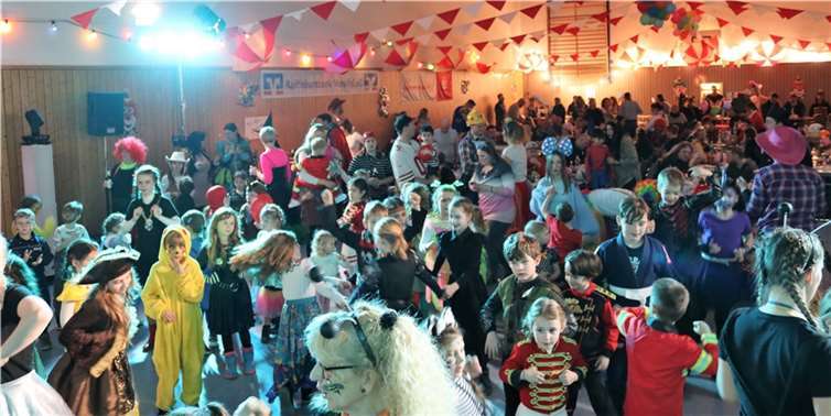 Am 28. Januar 2024 fand das 17. Kinderkostümfest des LKC statt, das die Halle bis zum letzten Platz füllte und den jungen Gästen einen unvergesslichen Nachmittag bescherte.