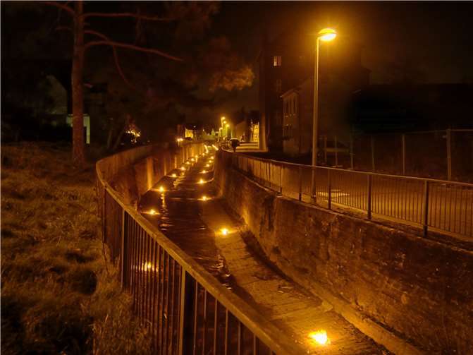 Am 28. Januar 2024 plant die Künstlerin Illona Wehrmann in Swisttal-Odendorf, ein Gedenken an das verheerende Hochwasser im Ort zu inszenieren.  Foto: Erik Heneka