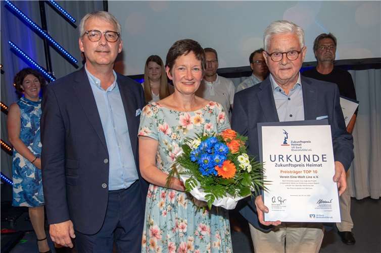 Am 28. Juni 2023 verlieh die VR Bank RheinAhrEifel eG in Kottenheim im Rahmen einer festlichen Veranstaltung ihren Zukunftspreis Heimat. Einer der Preisträger war der Verein Eine-Welt Linz e.V. Festredner war der rheinland-pfälzische Innenminister Michael Ebling. Foto: Peter Seydel
