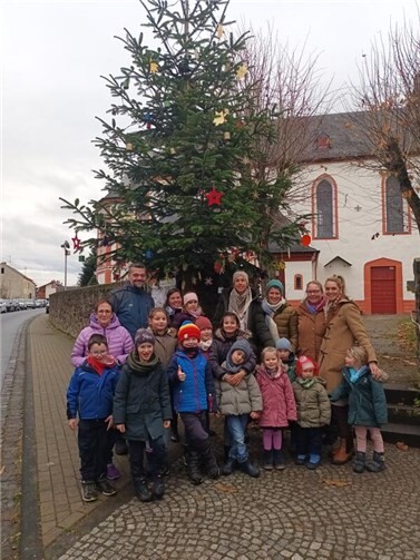 Am 28. November, gerade rechtzeitig zum Beginn der Adventzeit, haben Lüftelberger Kinder wieder den Dorf-Weihnachtsbaum in der Petrusstraße geschmückt. Foto: privat