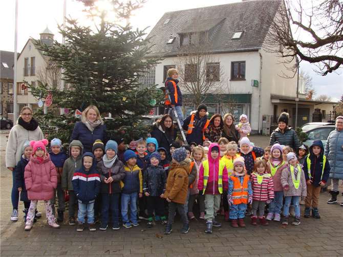Am 28.11.2024 traf sich die kommunale Kita „Arche Noah“ zusammen mit der katholischen Kita St. Willibrord, stellvertretend mit einigen Kindern, mitten auf dem Dorfplatz, um mit vereinten Kräften den bestimmt größten Weihnachtsbaum von Plaidt zu schmücken. Foto: privat