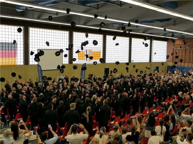Bundespolizei begrüßt 126 neue Einsatzkräfte Am 29. August 2024, verabschiedete das Bundespolizeiaus- und -fortbildungszentrum Swisttal -BPOLAFZ SWT- 126 neu ausgebildete Bundespolizistinnen und Bundespolizisten des Polizeimeisterlehrgangs SWT 22 I. Foto: privat
