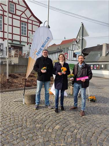 Am 3. April tritt Kathrin Laymann (Mitte) zur Stichwahl zur Bürgermeisterin der VG Rhein-Mosel an. Mit Rainer Schneichel (l.) aus Mayen und Christian Greiner aus Andernach erhielt sie jüngst Unterstützung im Wahlkampf. Foto: Greiner