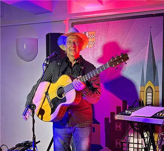 Am 3. Mai wurde das voll gebuchte Odendorfer Zehnthaus zur Bühne für den Eifel-Troubadour Günter Hochgürtel. Foto: privat