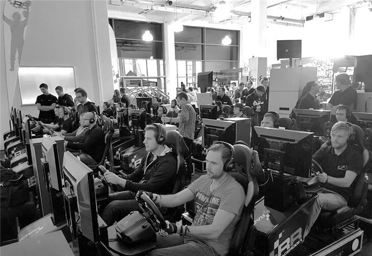 Am 3. November 2018 findet im Raceroom-Café am Nürburgring das beliebte 4-Stunden-Simulatoren-Rennen statt. Bereits zum vierten Mal treten 30 Teams und bis zu 120 Fahrer auf ihren GT3-Boliden gegeneinander an.Max Bermel/NRingInfo