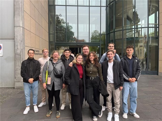 Am 3. Oktober 2025 fand die diesjährige Bildungsfahrt der JUSOS Mayen-Koblenz statt – wie in jedem Jahr bewusst am Tag der Deutschen Einheit. Ziel war diesmal die ehemalige Bundeshauptstadt Bonn, wo die Teilnehmenden das Haus der Geschichte der Bundesrepublik Deutschland besuchten. Foto: privat