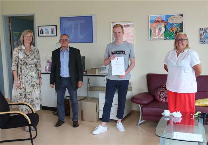 Am 30. Juni wurde Markus Gaskin in einer kleinen Feierstunde am Stefan-George-Gymnasium Bingen, im Rahmen des 34. Landeswettbewerbs Alte Sprachen „Certamen Rheno-Palatinum“, für die Jahrgangsstufe 11 mit dem Preis der Stadt Koblenz ausgezeichnet. Mit im Bild: Schulleiterin Renate Seipel, Fachlehrerin für Latein Dr. Sylvia Fein und Landeswettbewerbsleiter Dr. Hartmut Wilms.