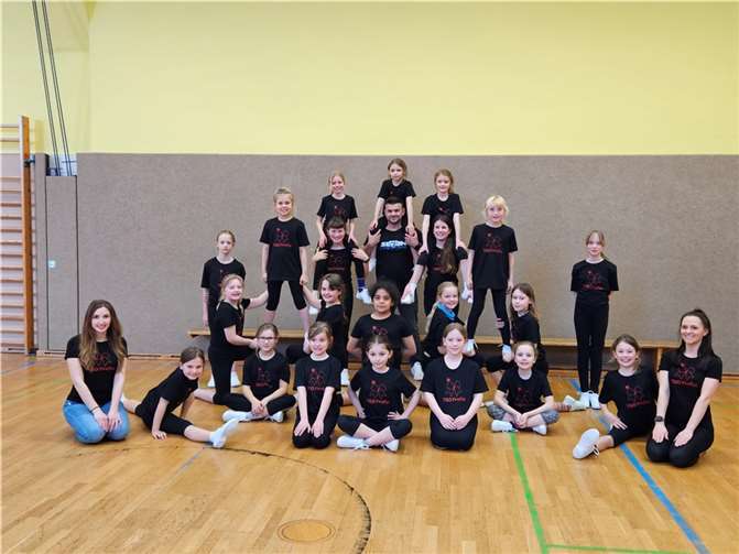 Am 30. März war es so weit, das Cheerleader Team der Turngemeinde Oberlahnstein, die „Firefly’s“, bekamen T-Shirts mit eigenem Logo. Foto: privat