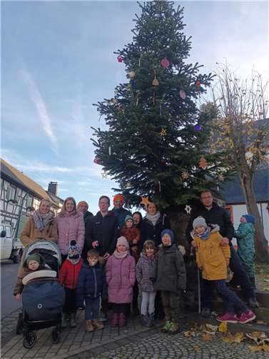 Am 30. November, gerade rechtzeitig zum Beginn der Adventzeit, haben Lüftelberger Kinder den Dorf-Weihnachtsbaum in der Petrusstraße geschmückt. Foto: privat