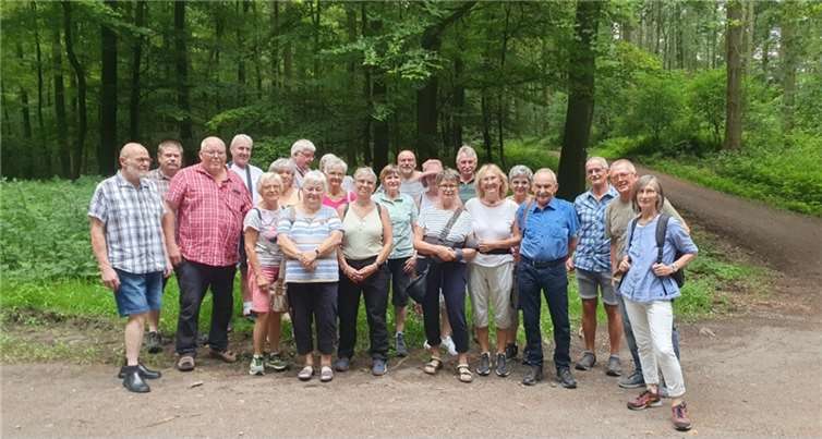 Am 31. Juli 2024 fand um 13 Uhr in Nickenich am Tumulus ein Treffen statt, bei dem ein pensionierter Förster und ehemaliger Klassenkamerad eine lehrreiche Führung durch den Nickenicher Wald leitete. Foto: privat