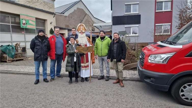 Am 4. Adventssamstag zogen Ratsmitglieder gemeinsam mit St. Nikolaus und einem Feuerwehrfahrzeug durch die Straßen, um Seniorinnen und Senioren ab 70 Jahren sowie Kinder bis 14 Jahren zu beschenken. Foto: privat