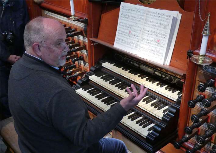 Stimmungsvolle Orgelmusik Am 4. Juni findet erstmals wieder eine Marktmusik zum Abendläuten in der Medarduskirche statt. Gisbert Wüst präsentiert heitere Orgelmusik. Foto: Guido Lacher
