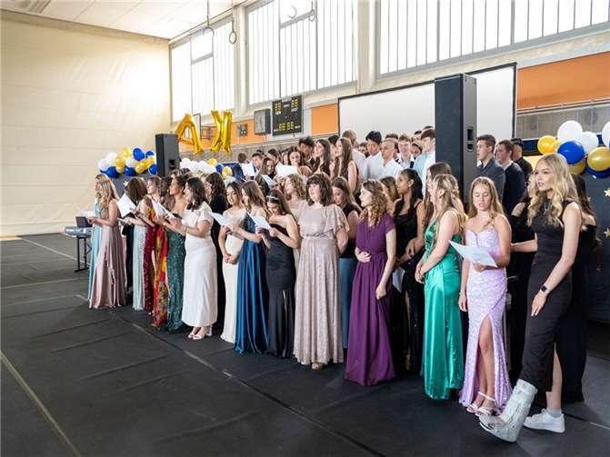 Am 5. Juli 2024 fand an der Geschwister-Scholl-Realschule plus Andernach die feierliche Schulentlassung statt, bei der 113 Absolventinnen und Absolventen des Jahrgangs 2024 ihre Abschlusszeugnisse überreicht bekamen. Foto: privat