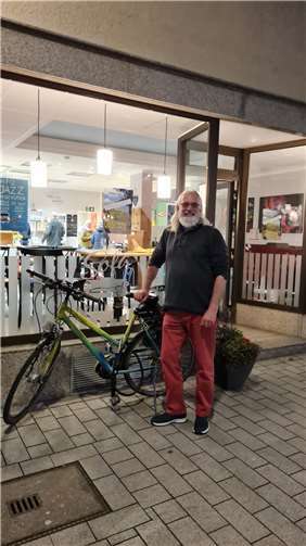 Am 6. April hat der Meckenheimer Künstler und Reiseschriftsteller Stefan Lage im Café sofa sein neues Buch „Mit Gudrun nach Göteborg“ vorgestellt. Foto: privat