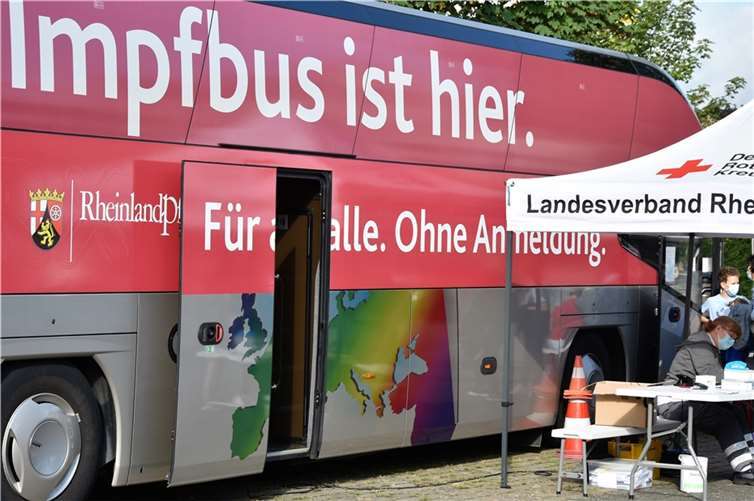 Am 6. Dezember macht der Impfbus in Kruft an der Vulkanhalle Halt, um Menschen mit der Erst-, Zweit- oder Auffrischungsimpfung zu versorgen. Foto: C. Schlüter / VG Pellenz